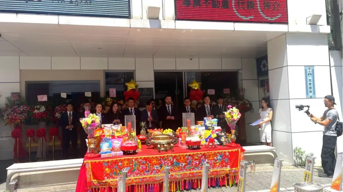 全地產全體員工於 5月8日 舉行品牌旗艦店盛大開幕儀式